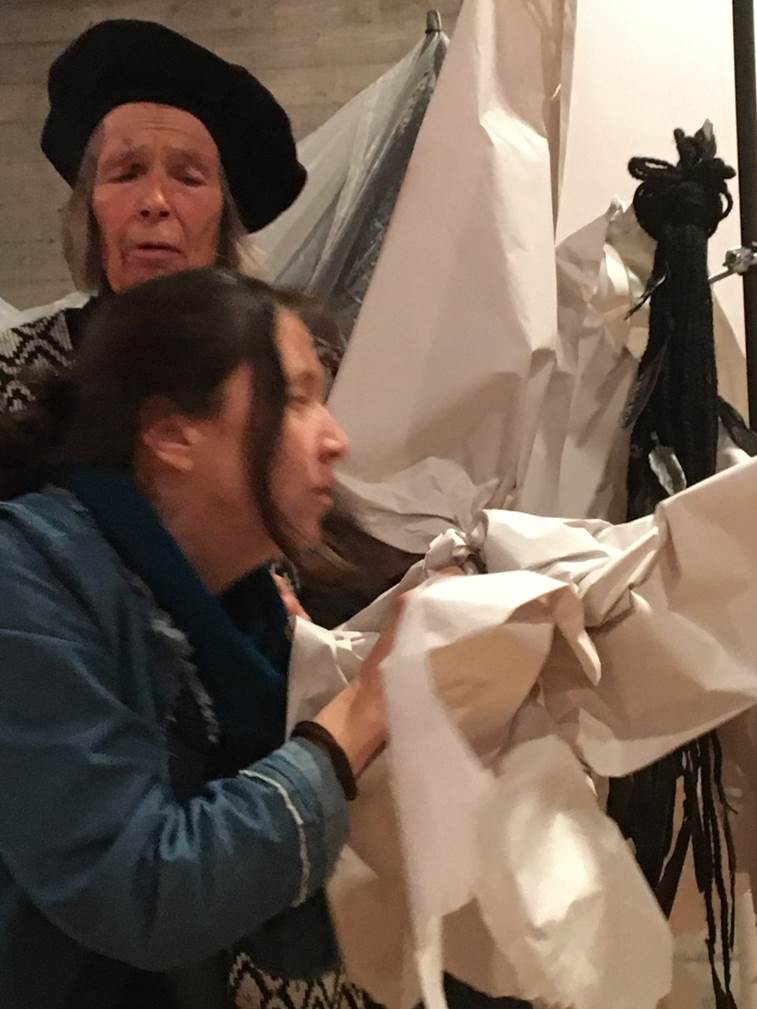 Ein Bild, das Kleidung, angezogen enthlt.

Automatisch generierte Beschreibung