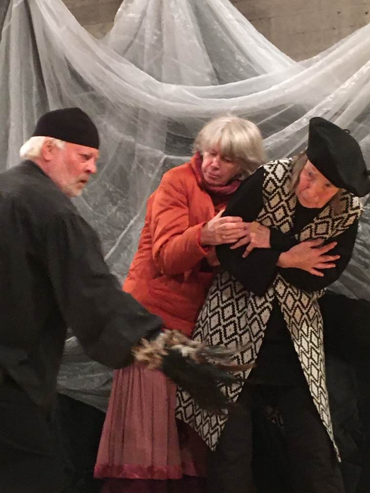 Ein Bild, das Person, Moskitonetz enthlt.

Automatisch generierte Beschreibung